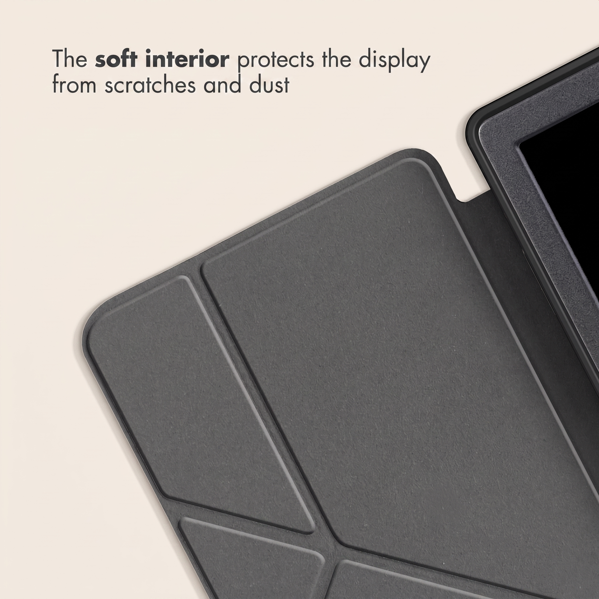 Gros plan d'un étui de tablette gris avec du texte sur la protection.