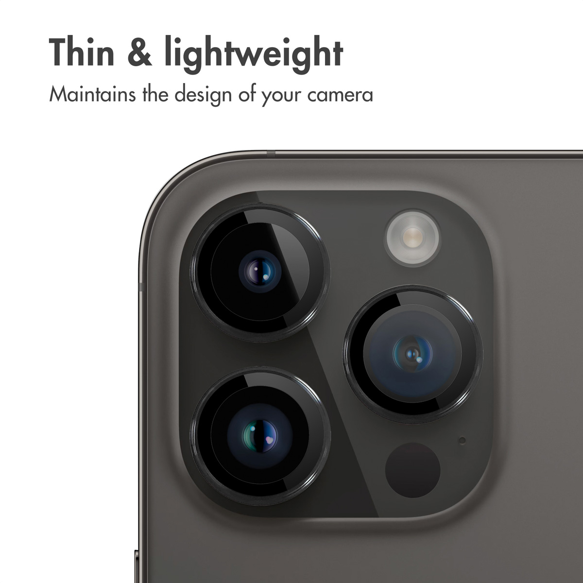 Close-up van een donkere smartphonecameramodule met drie lenzen en flitser, met de tekst Thin & lightweight.
