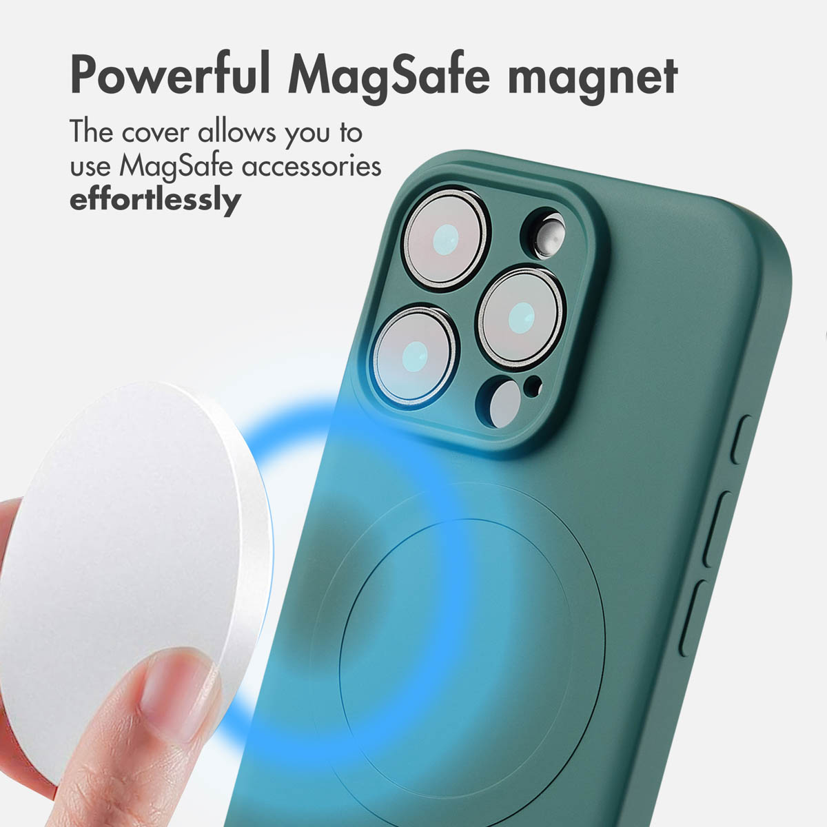 Una mano si avvicina a una cover verde per smartphone con anello MagSafe integrato e foro per la fotocamera.