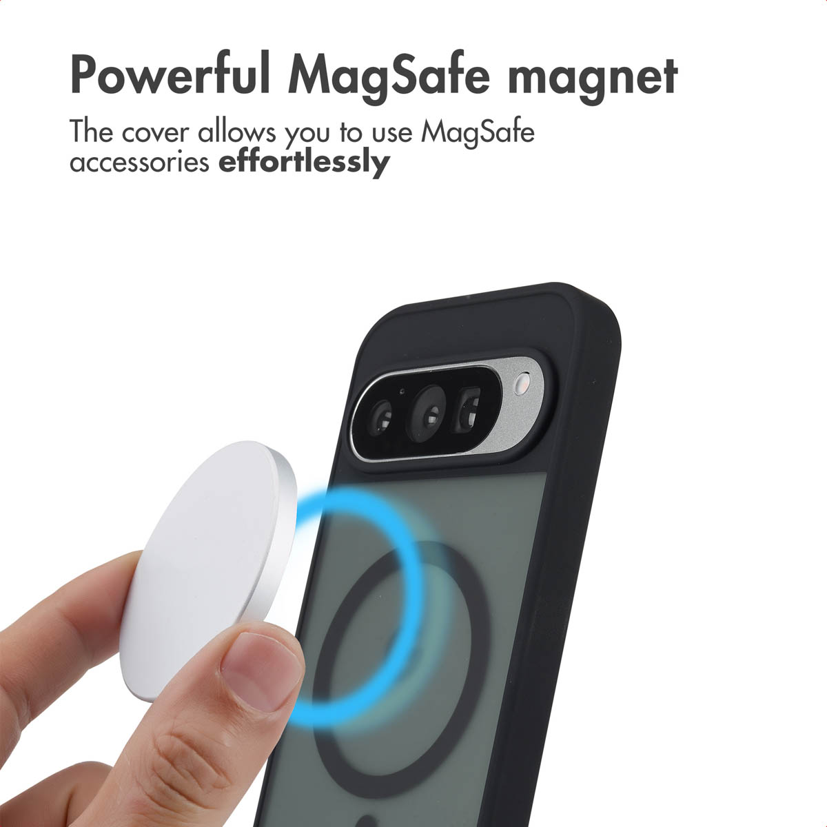 Una mano tiene un accessorio MagSafe bianco vicino a una custodia nera per telefono su sfondo bianco.