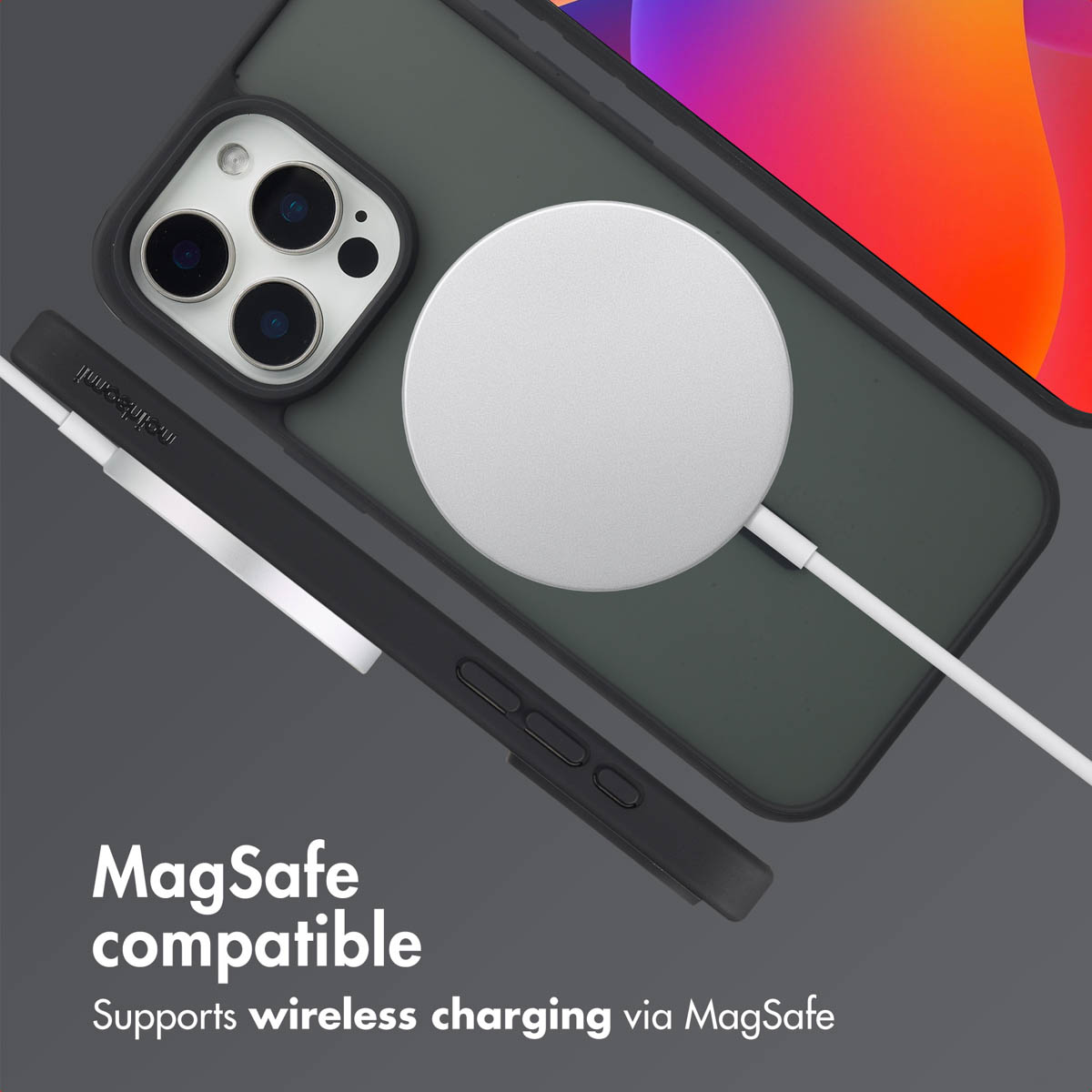 Un smartphone dans une coque avec un chargeur MagSafe blanc au dos.