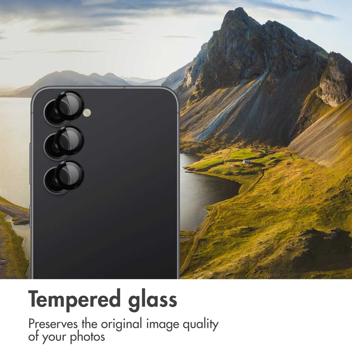 Achterkant van een smartphone met cameralenzen tegen een berglandschap en water. Tekst: Gehard glas.