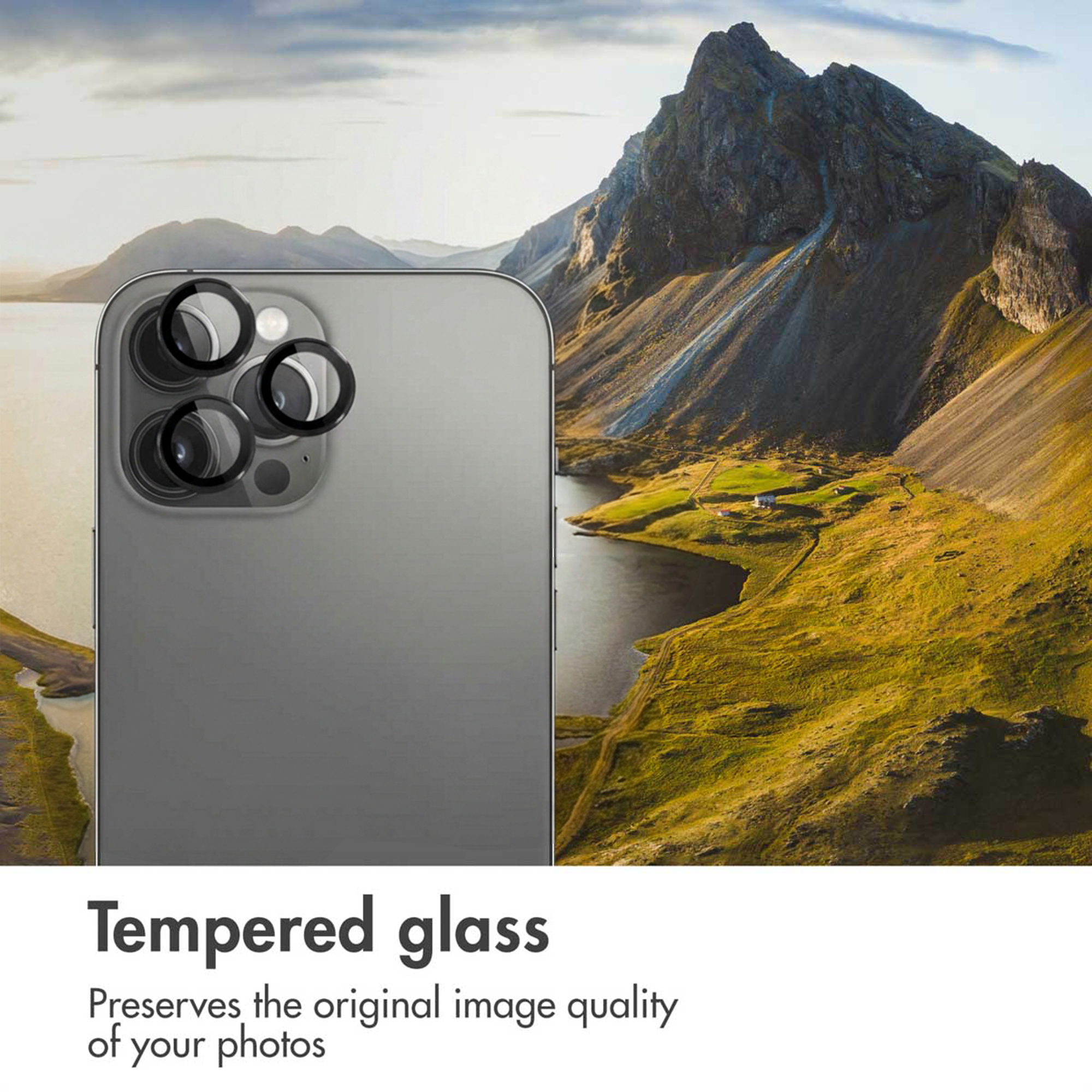 Achterkant van een grijs smartphone voor een bergmeerlandschap, met tekst onderaan.