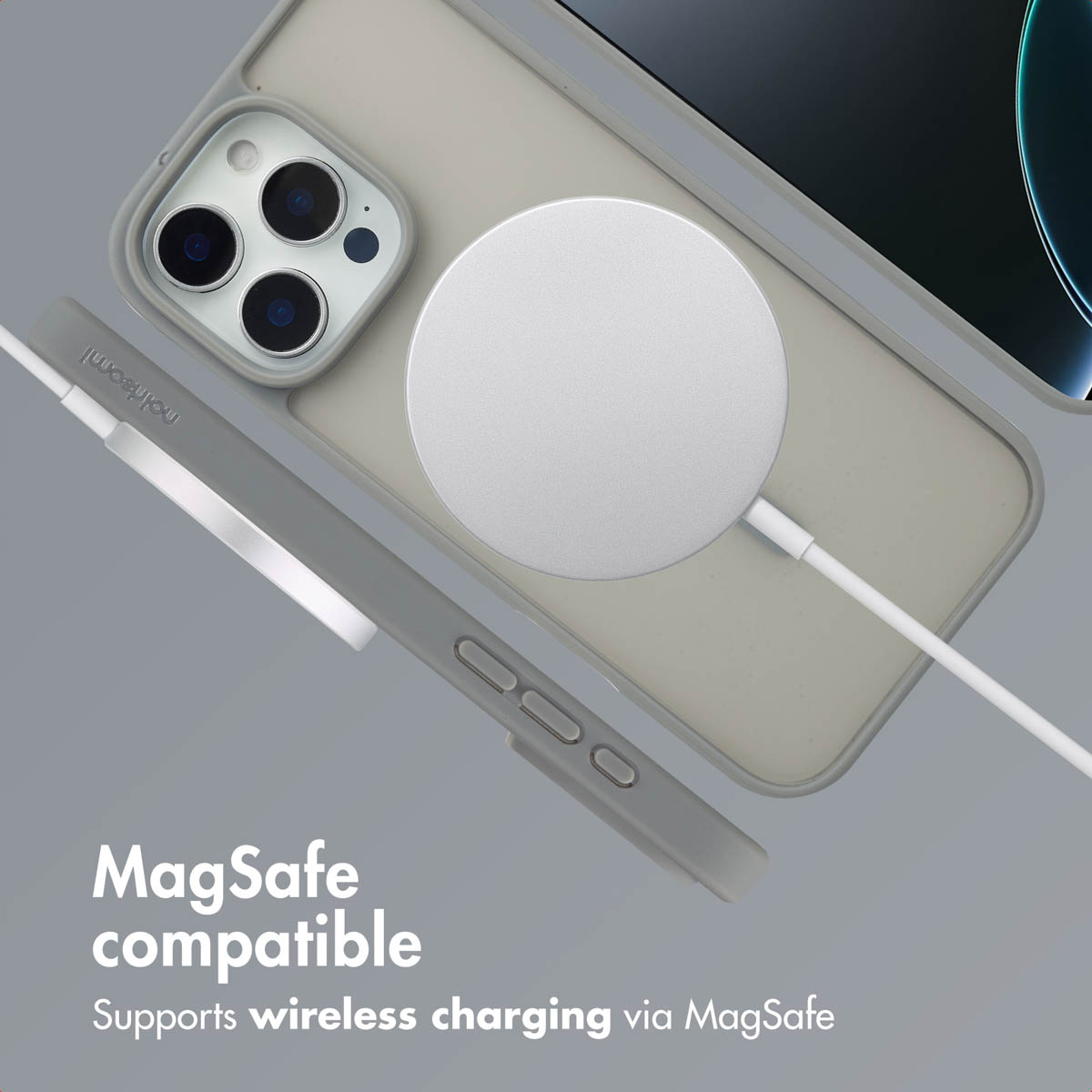 Un iPhone grigio in una custodia con un caricabatterie MagSafe rotondo e testo in basso.