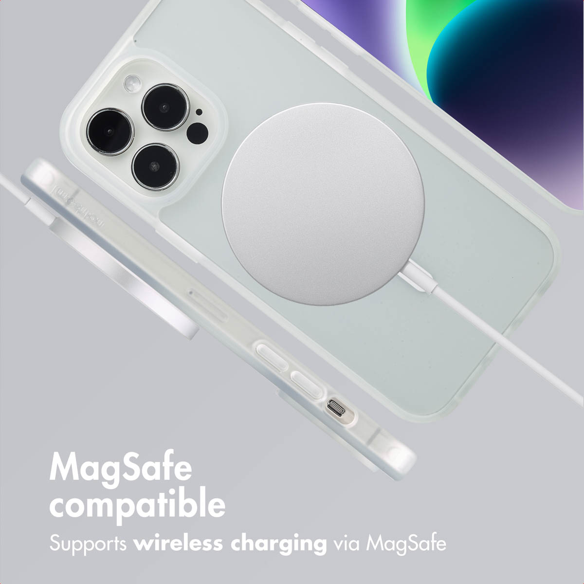 Ein MagSafe-kompatibles iPhone mit Hülle und Ladegerät vor grauem Hintergrund.