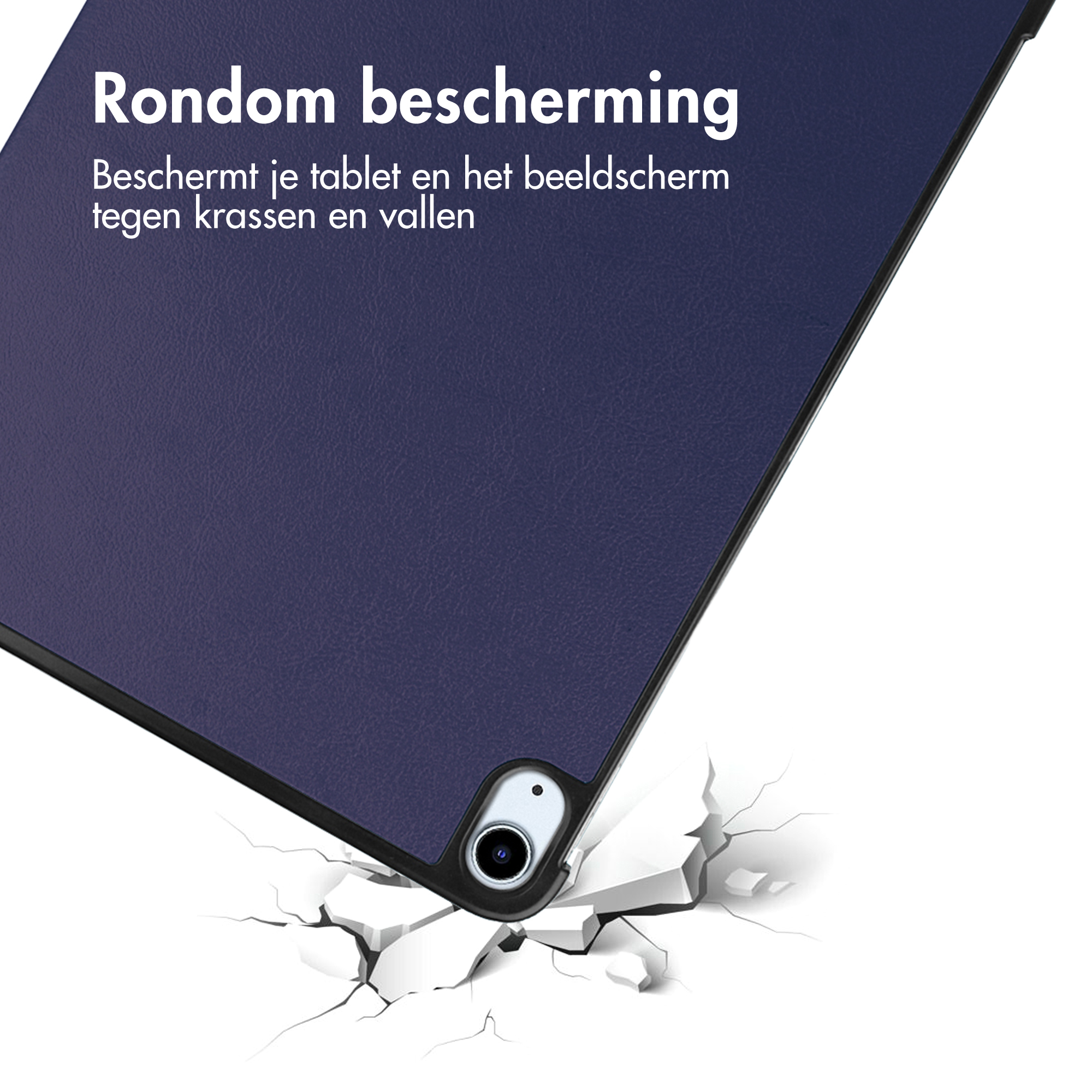 Custodia per tablet blu su pavimento bianco screpolato. Testo olandese in alto.
