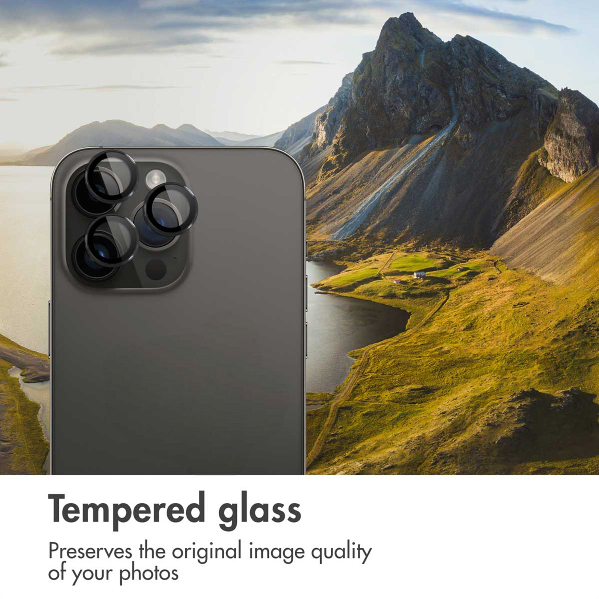 Smartphone cameraglas voor een berglandschap met meer en tekst onderaan.