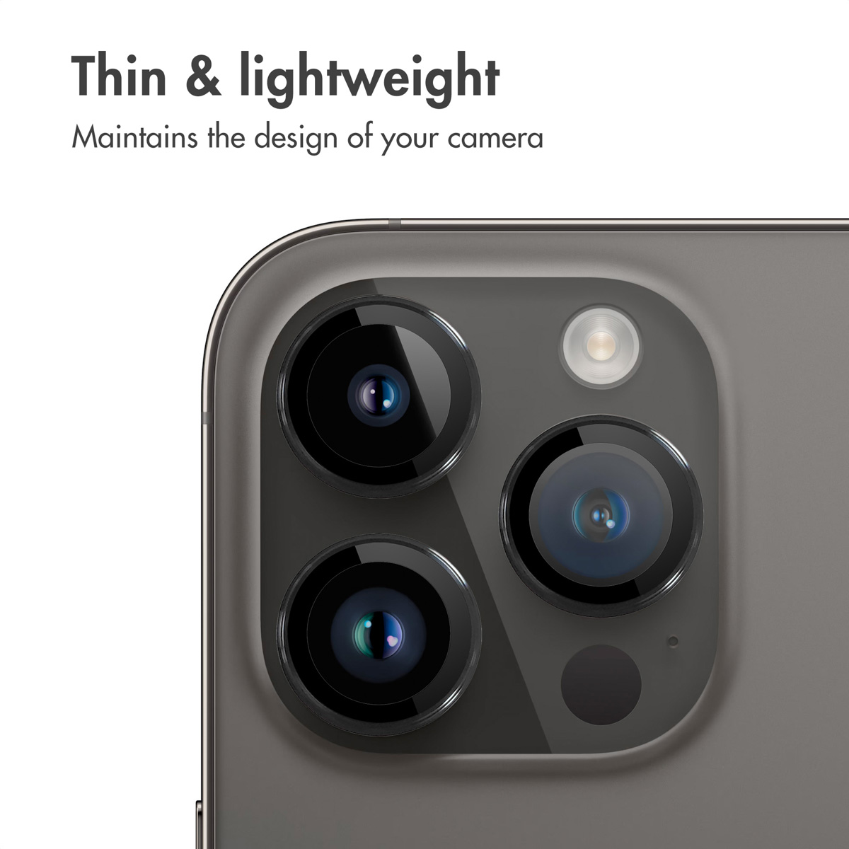 Drie smartphonecamera-lenzen en een flitser op een grijze achtergrond, met tekst.