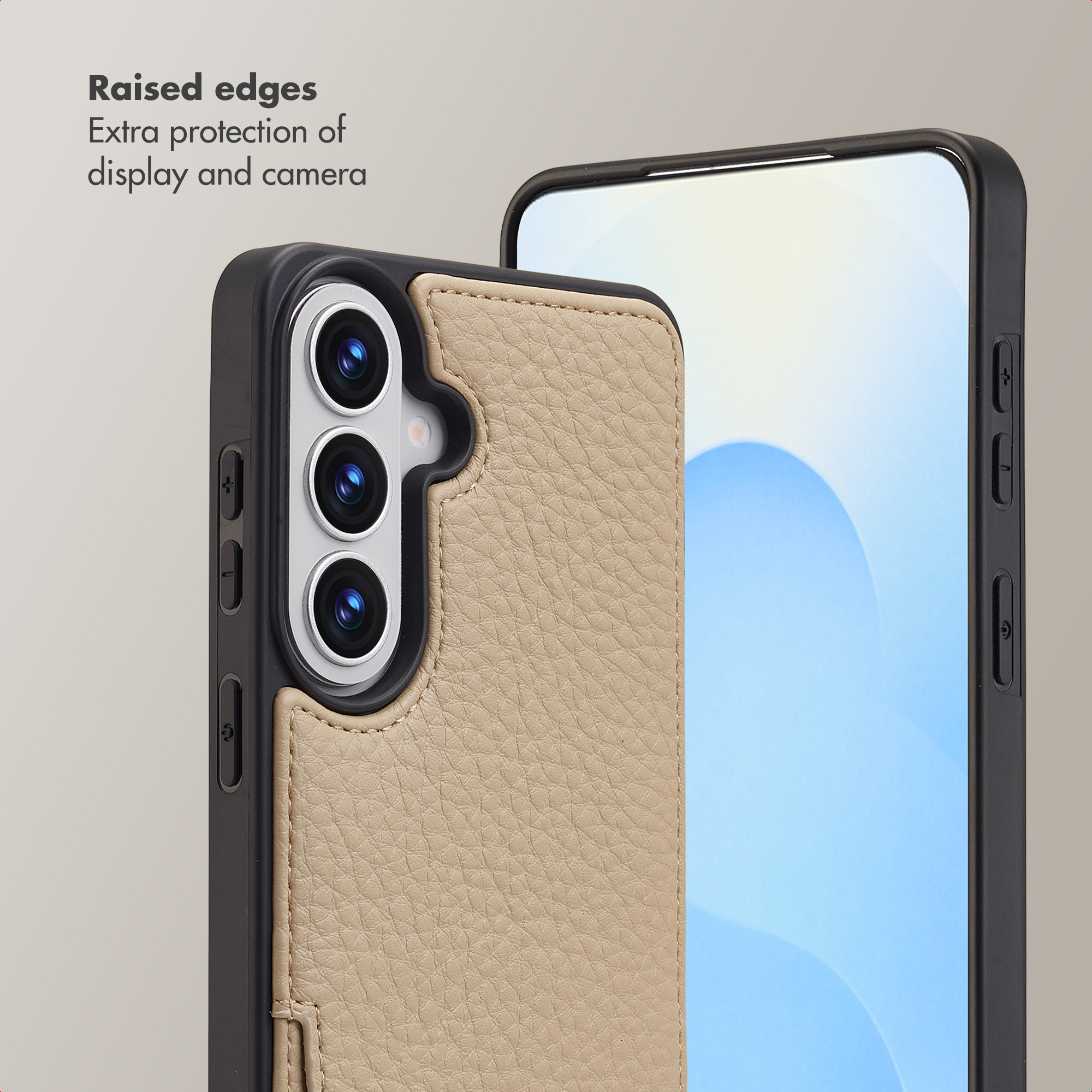 Smartphone in una custodia protettiva in pelle beige con bordi rialzati.