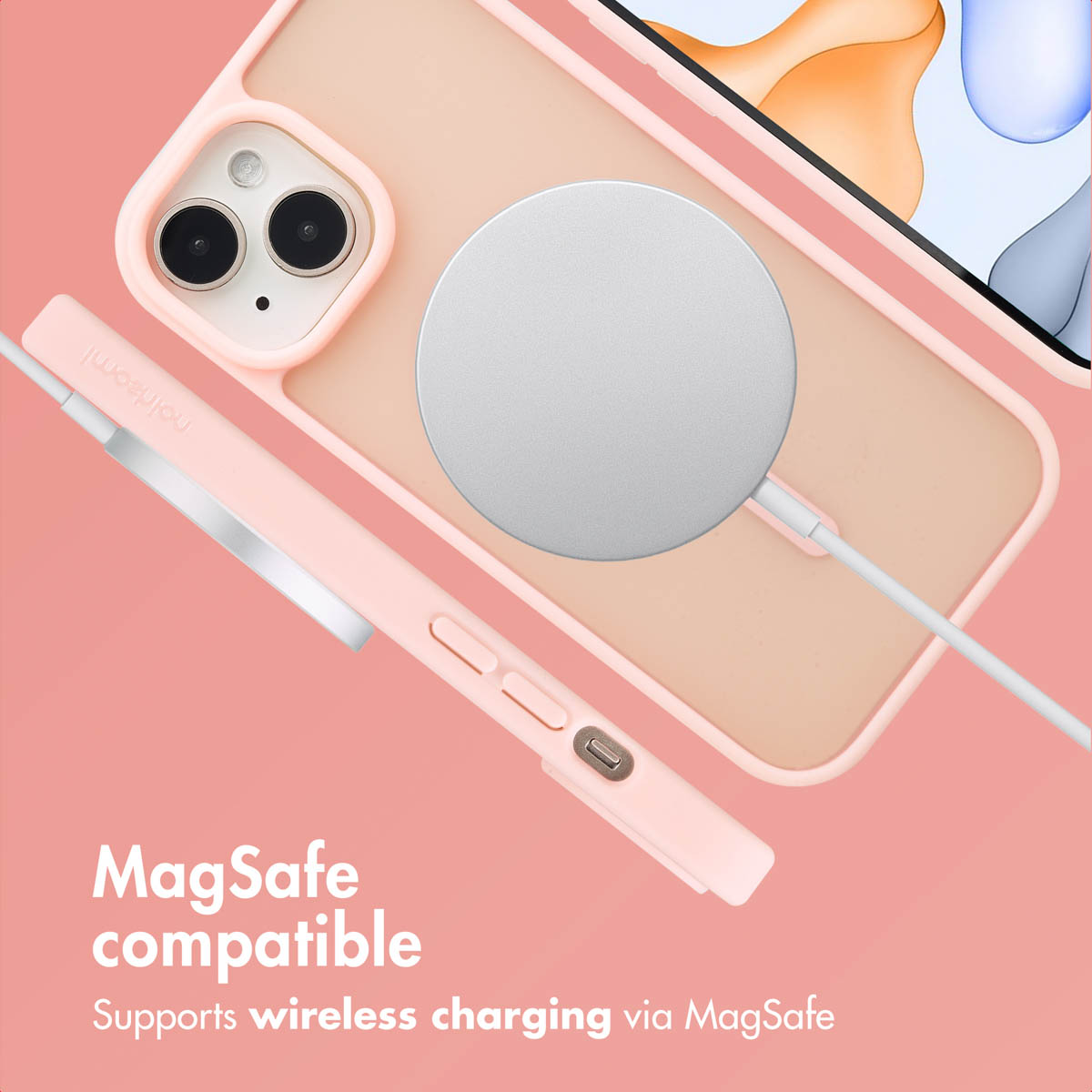 Roze telefoonhoesje met MagSafe-oplader op een roze achtergrond.