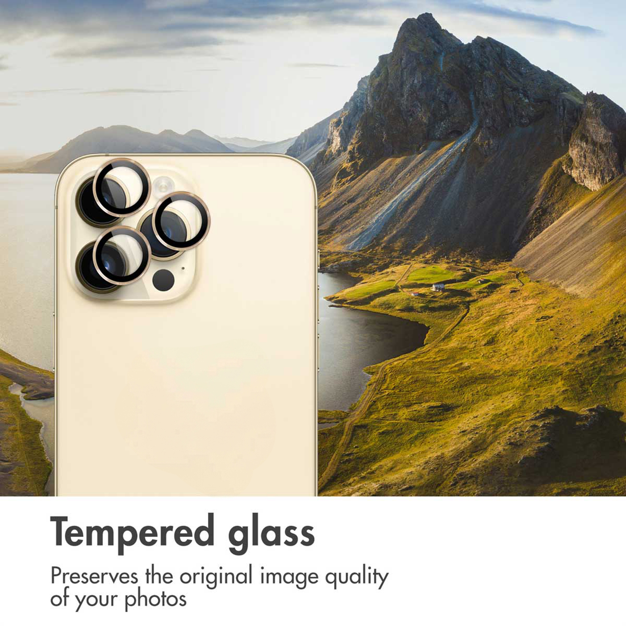 Gouden smartphone met cameralensbeschermers voor een berg- en meerlandschap.