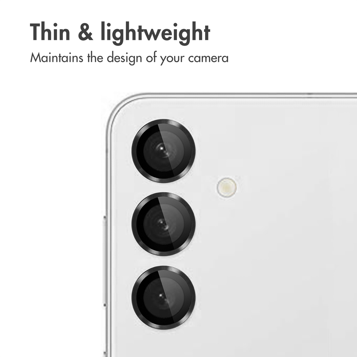 Close-up van een witte smartphone met drie verticale cameralenzen en tekst dun en licht.