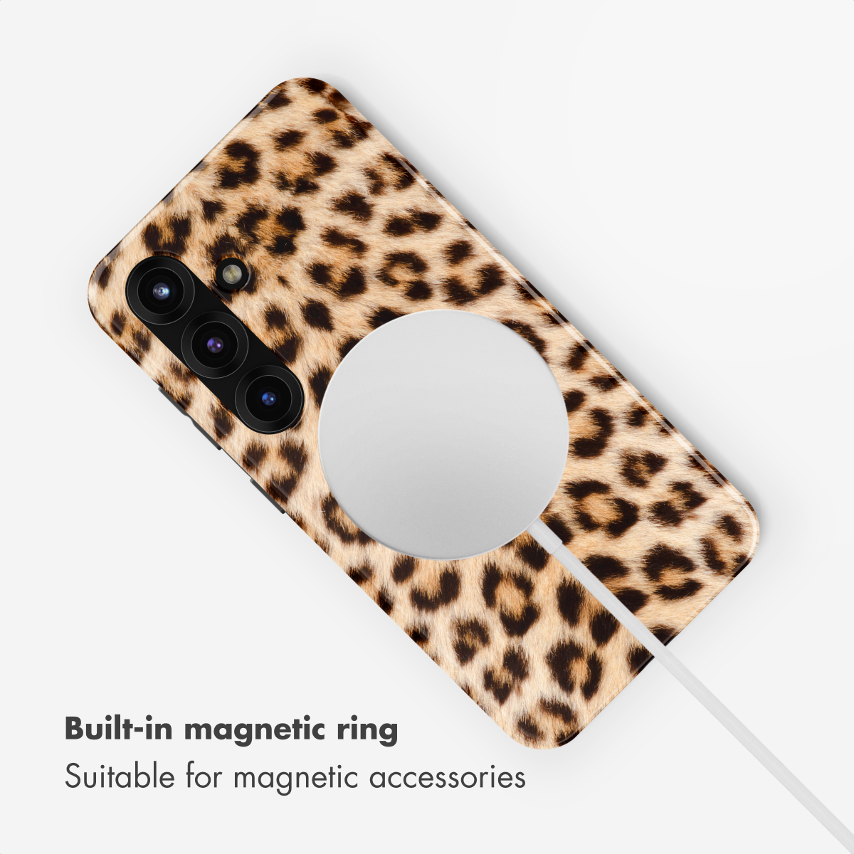 Una funda para teléfono con estampado de leopardo y un anillo de carga magnético blanco en la parte trasera.