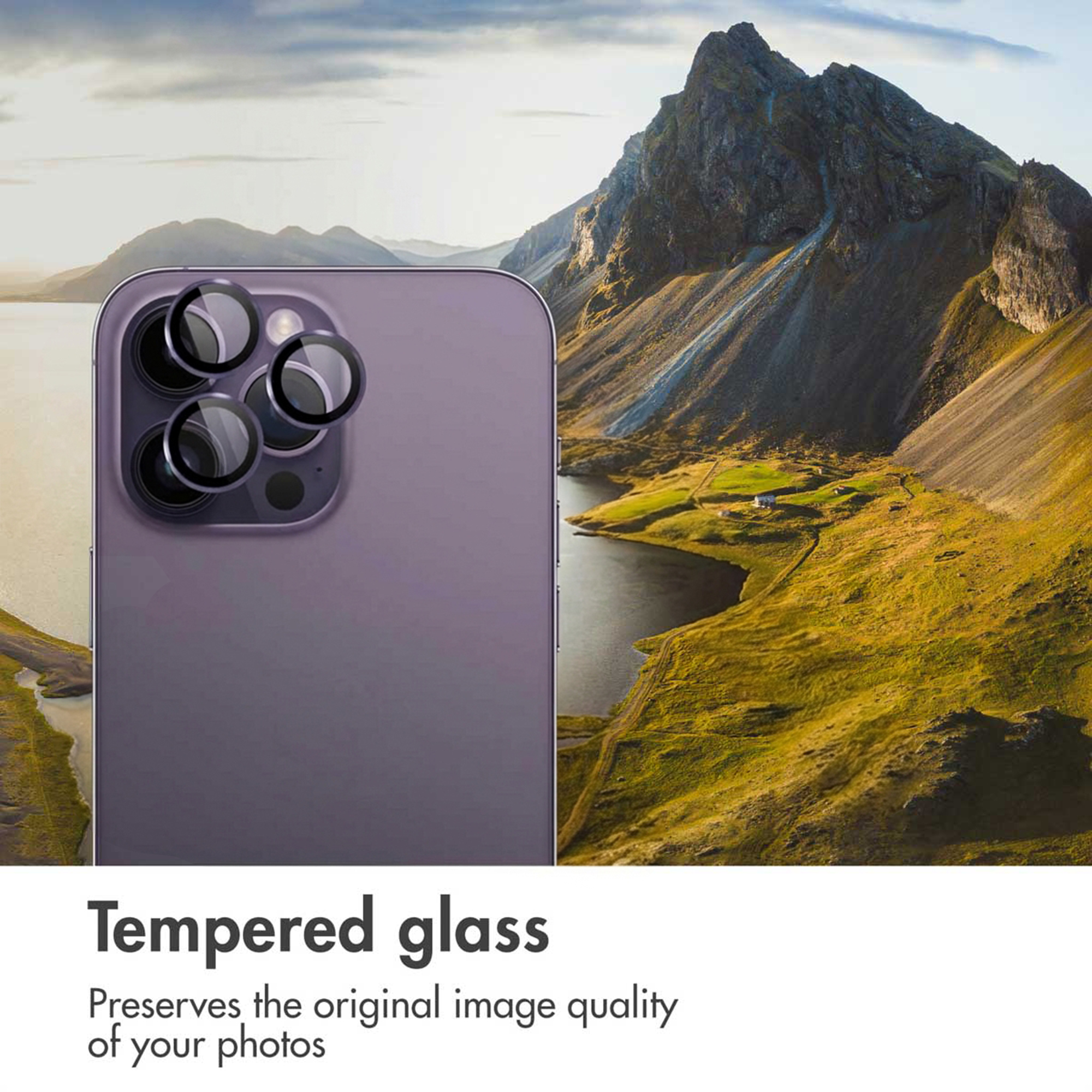 Een paarse smartphone met cameralensbeschermers voor een berg- en meerlandschap.