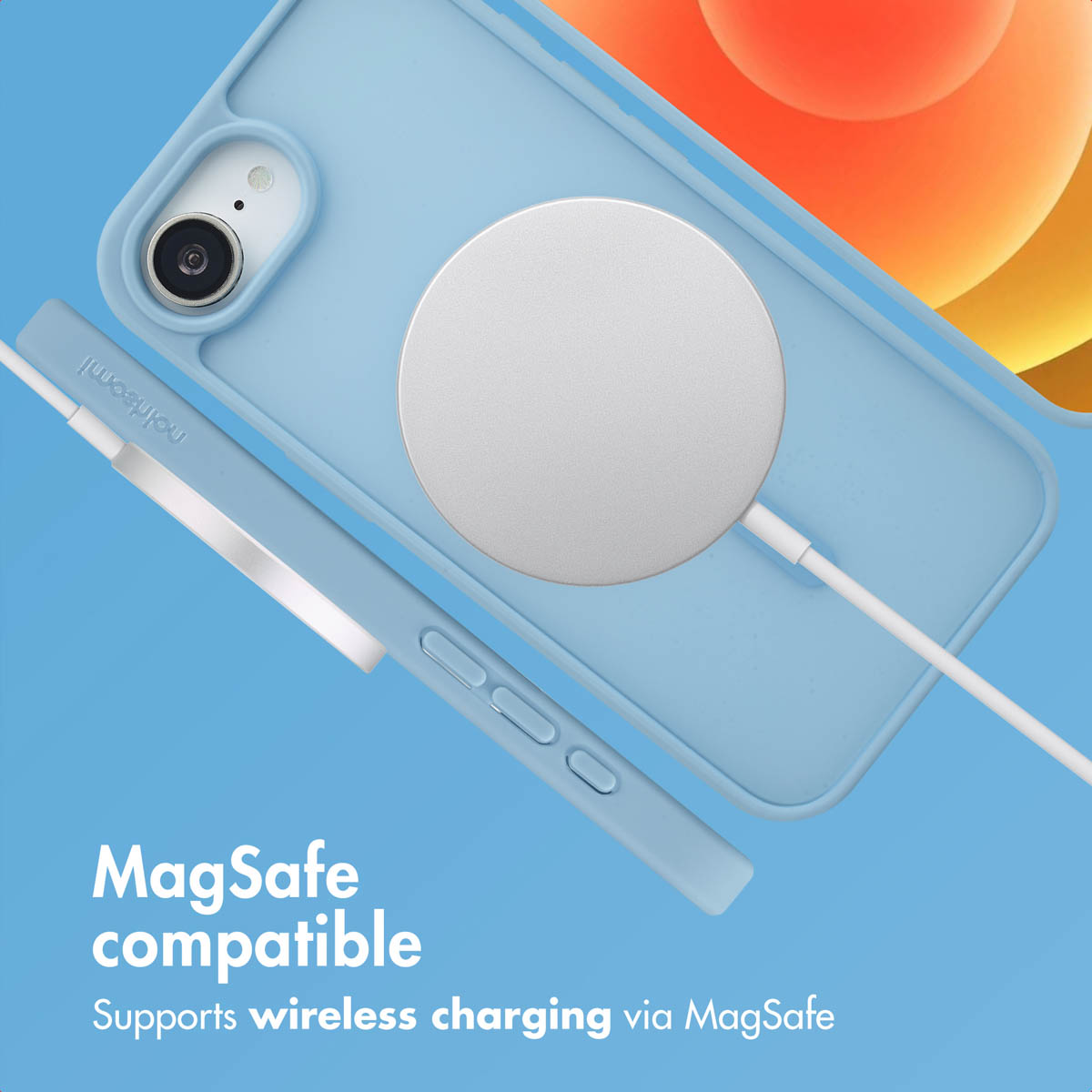 Una custodia per telefono azzurro con caricabatterie MagSafe collegato su sfondo blu.