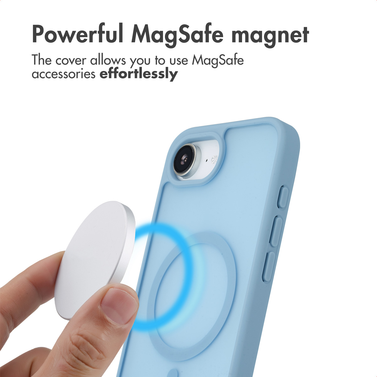 Una mano tiene un accessorio MagSafe bianco vicino a una cover per telefono azzurra.