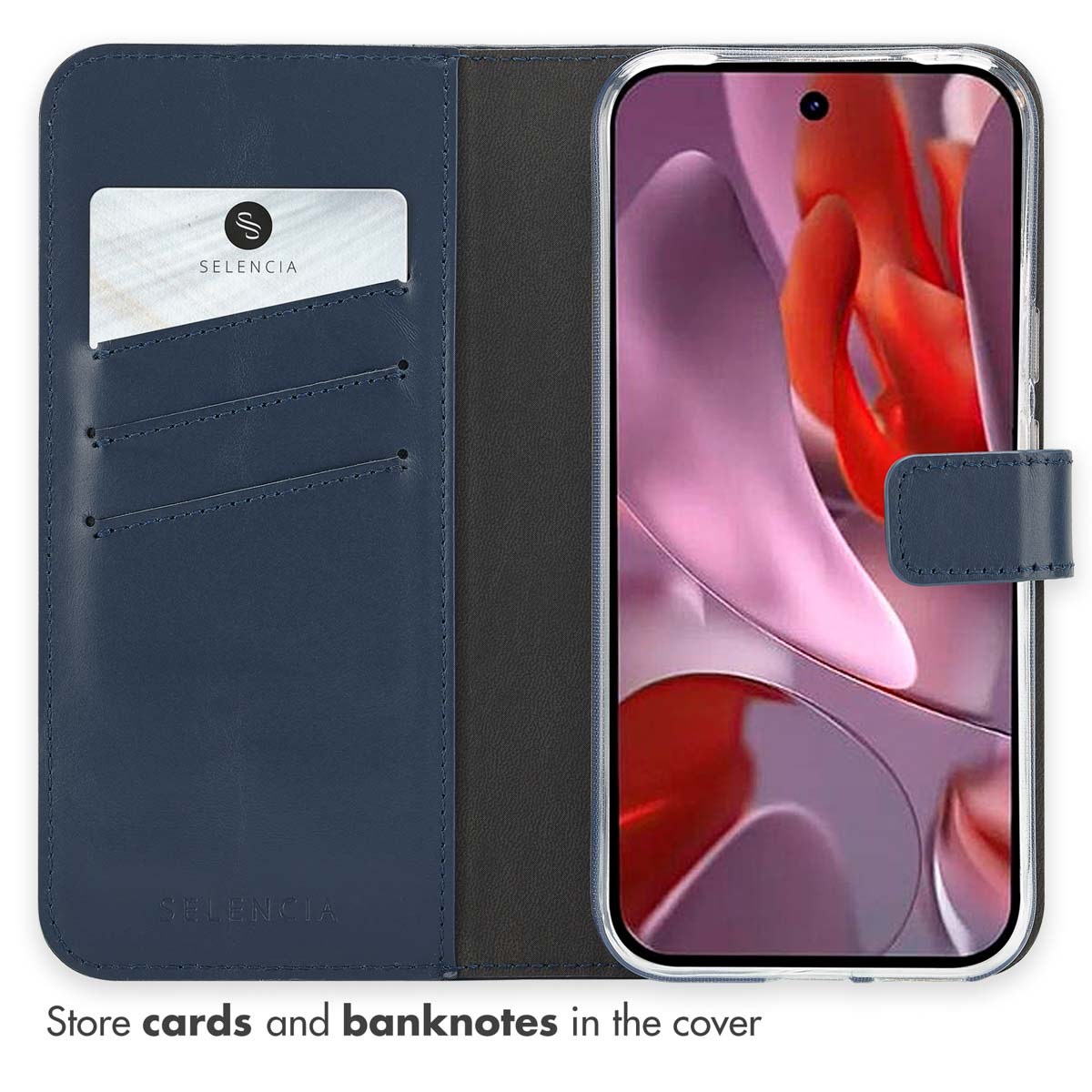 Una funda de cuero azul con ranuras para tarjetas, con una tarjeta SELENCIA, junto al teléfono con pantalla colorida.