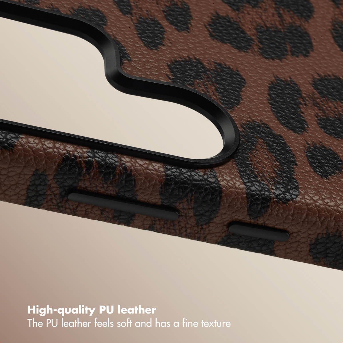 Primer plano de una funda de teléfono con estampado de leopardo marrón y negro sobre fondo claro.