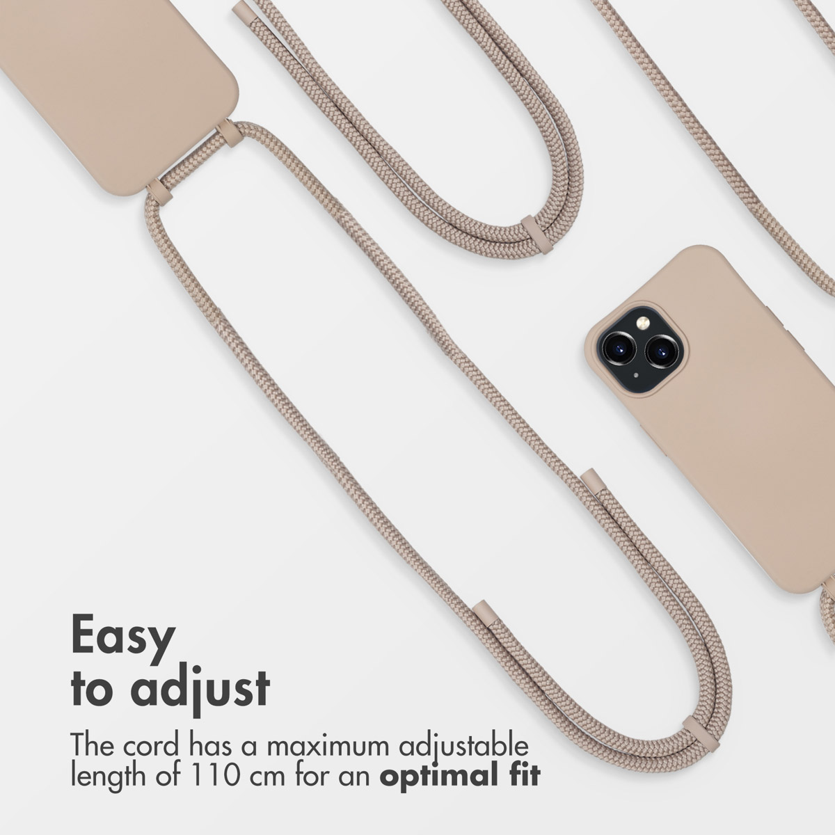 Beige telefoonhoesje met verstelbaar koord op een witte achtergrond.
