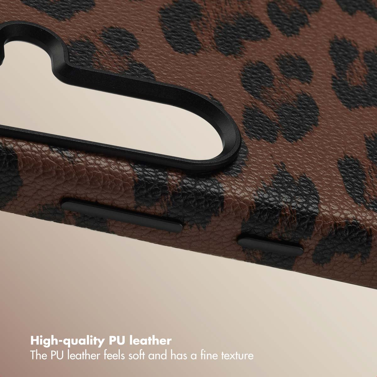 Funda de móvil de piel PU marrón con estampado de leopardo negro y recorte de cámara.