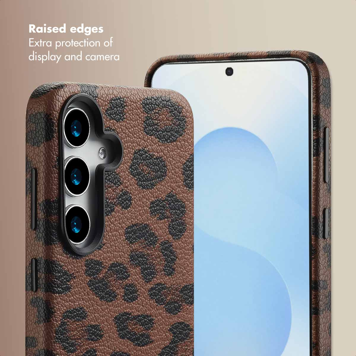 Un smartphone en una funda de cuero con estampado de leopardo marrón que muestra bordes elevados para protección.