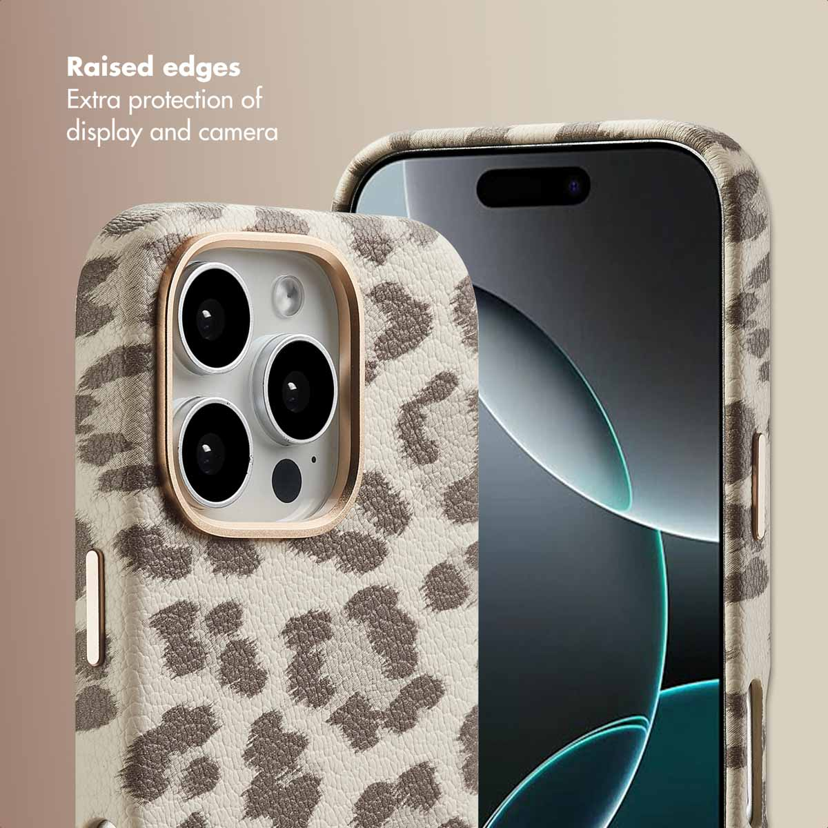 Smartphone in cover leopardata beige e marrone, con bordi rialzati per proteggere display e fotocamera.