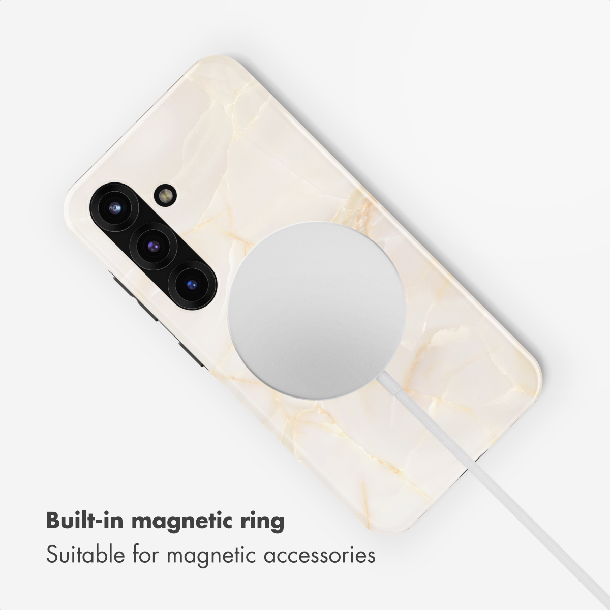 Smartphone beige con patrón de mármol y cargador MagSafe redondo en la parte trasera.