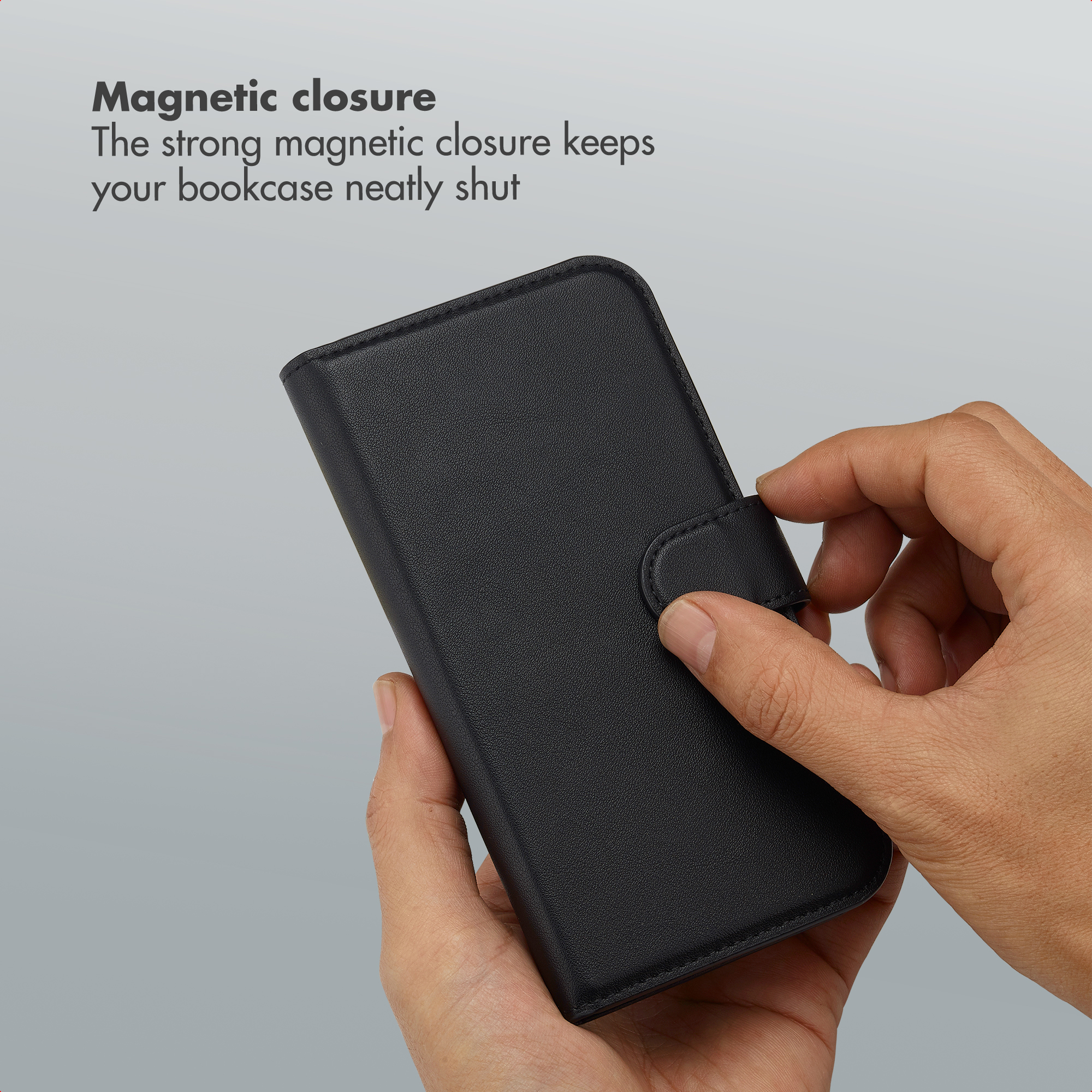 Manos sosteniendo una funda de cuero negro con cierre magnético.