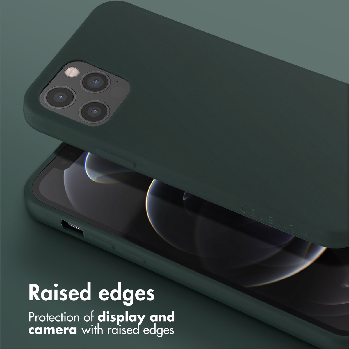 Dunkelgrüne Smartphone-Hülle mit erhöhtem Rand zum Schutz von Display und Kamera auf grünem Hintergrund.