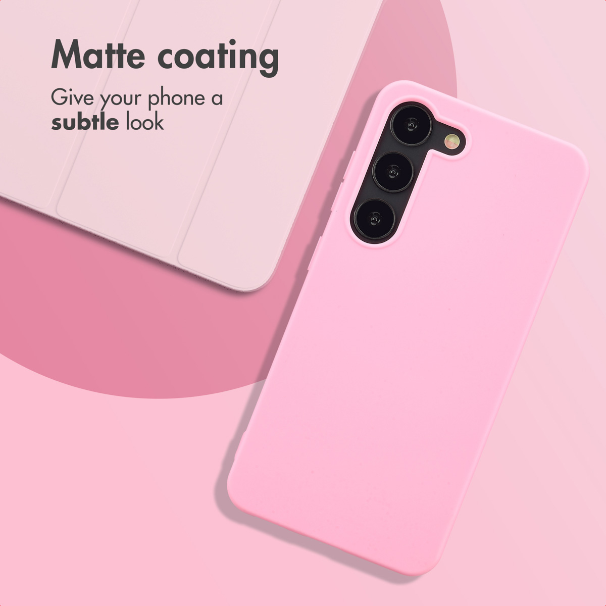 Smartphone rosa in custodia protettiva con testo su sfondo rosa.