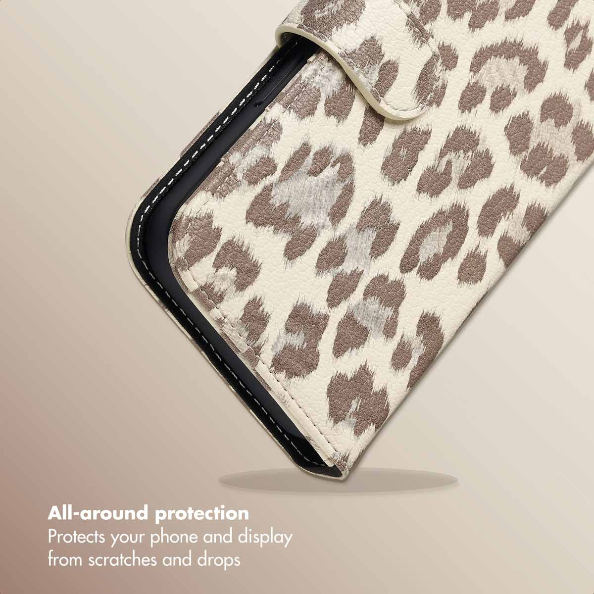Telefoonhoesje met luipaardprint op een beige achtergrond, met beschermingstekst linksonder.