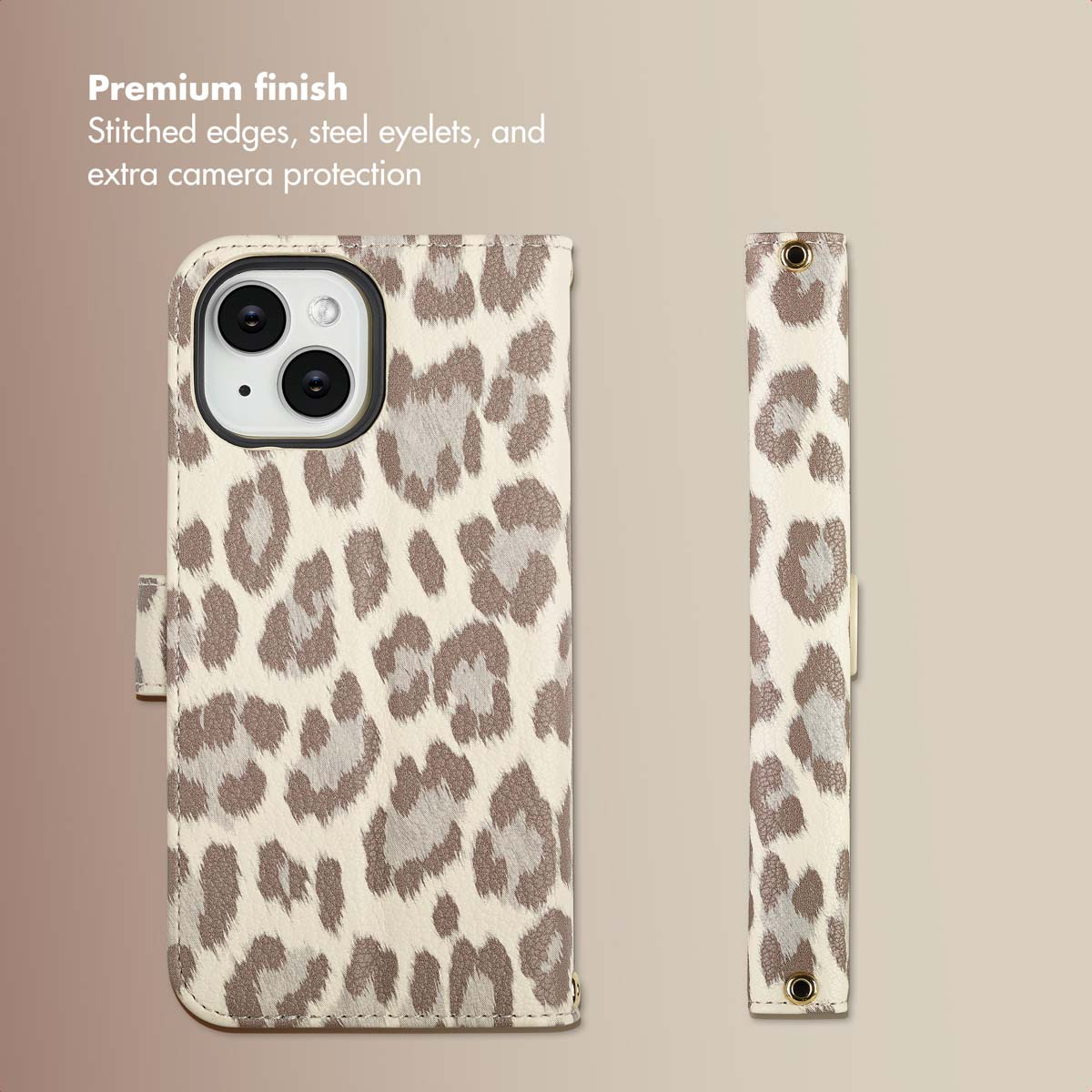 Telefoonhoesje met luipaardprint en polsbandje op neutrale achtergrond.