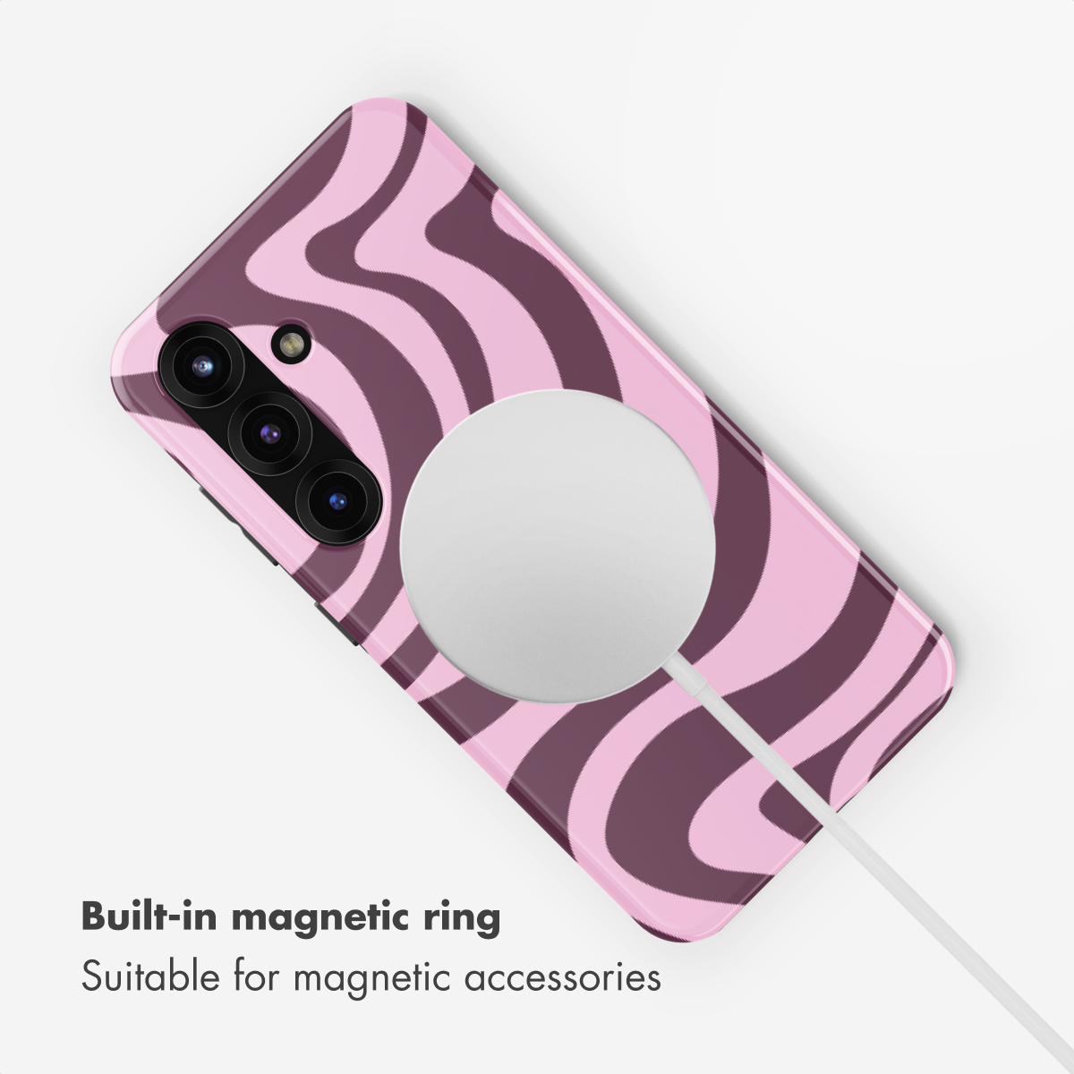 Funda de móvil ondulada rosa y marrón con un cargador de anillo magnético redondo.