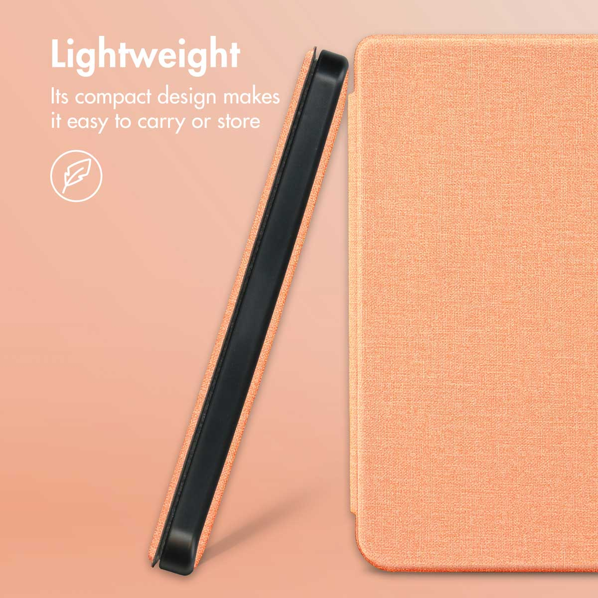 Een lichtgewicht oranje e-readerhoesje op een beige achtergrond met tekst over het compacte ontwerp.
