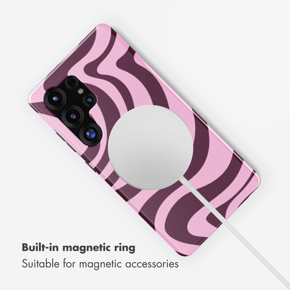 Custodia per telefono con motivo ondulato rosa e nero e caricatore magnetico bianco.