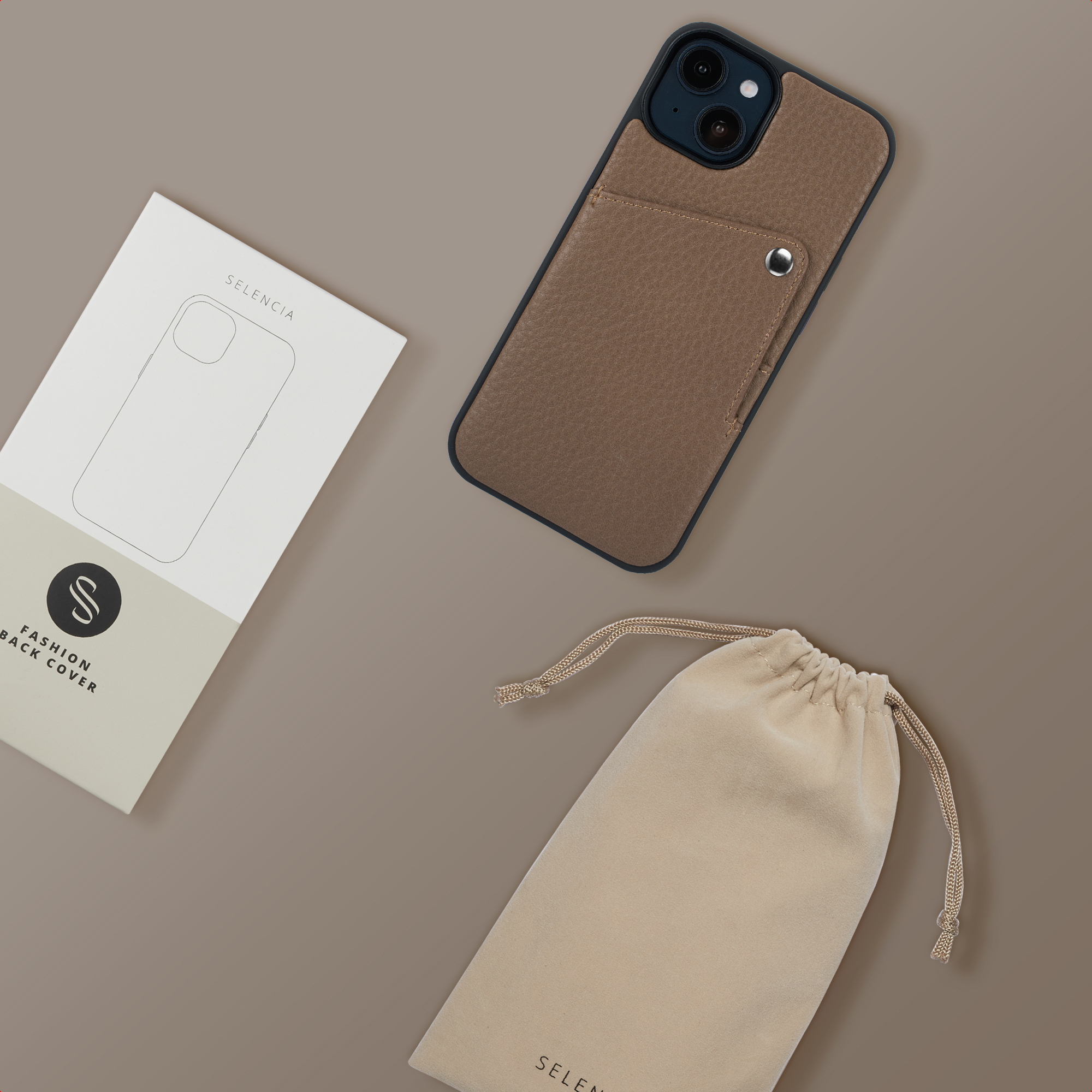 Une coque de téléphone en cuir marron, une pochette en velours et une boîte Selencia sur fond marron.