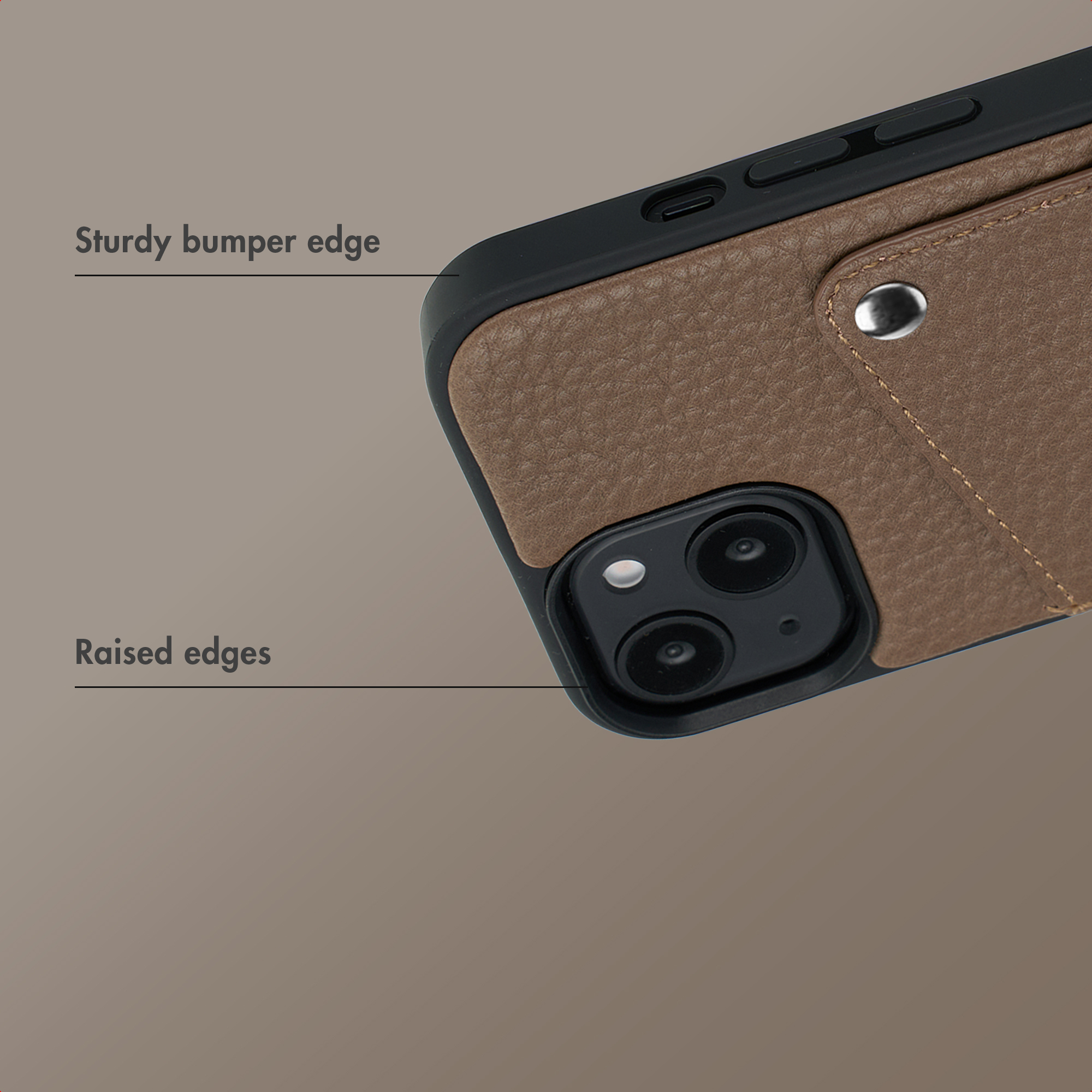 Gros plan d'une coque de téléphone en cuir marron avec des bords renforcés.