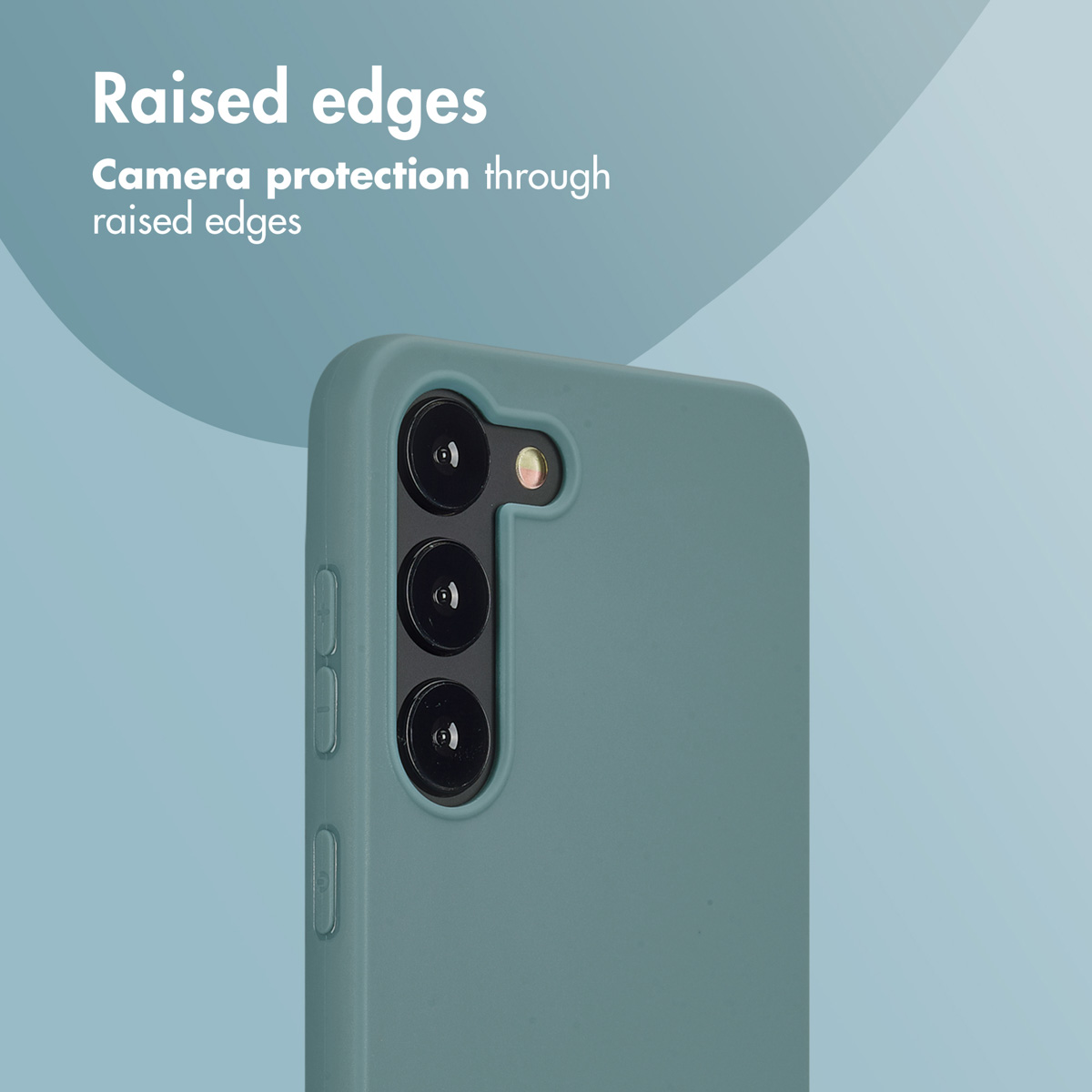 Una cover per smartphone verde acqua con bordi rialzati che proteggono le tre fotocamere posteriori e il flash.