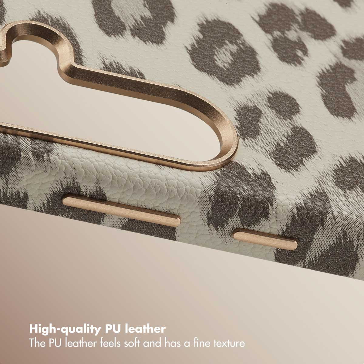 Funda de móvil de piel sintética beis con estampado de leopardo y detalles en oro rosa.