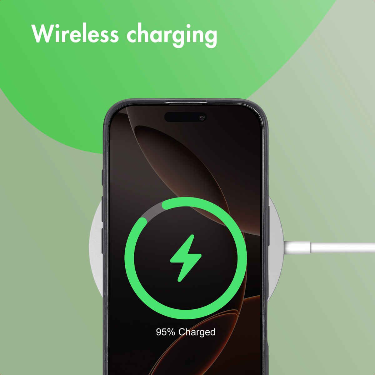 Un smartphone sur un chargeur sans fil affiche 95 pour cent de charge avec un cercle vert et une icône d'éclair.