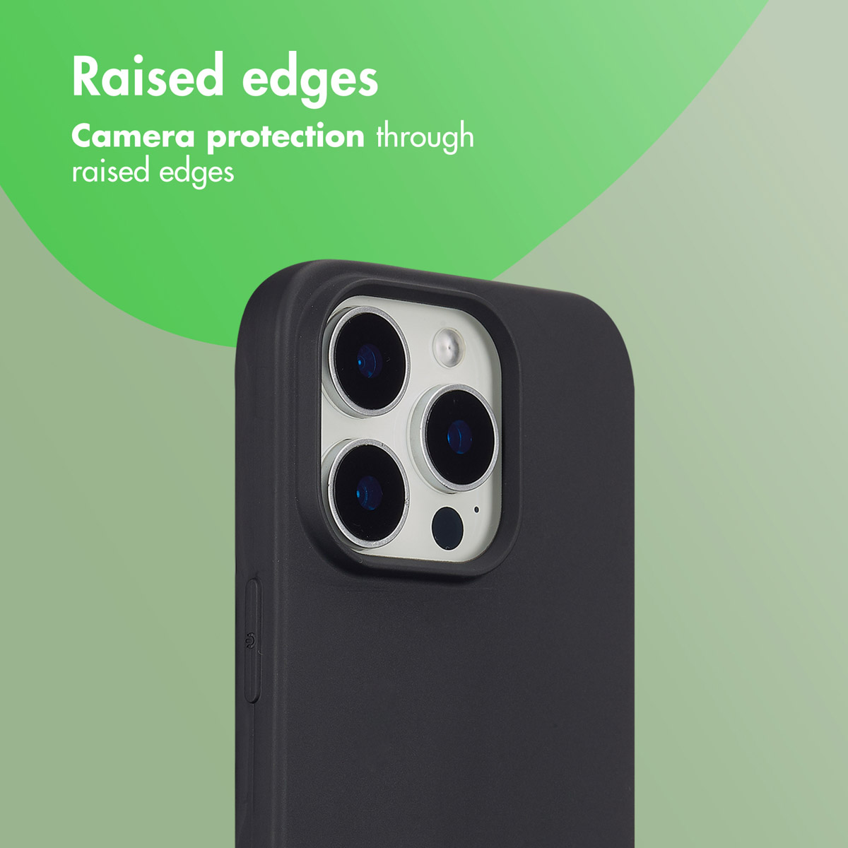 Gros plan d'une coque de téléphone noire avec des bords surélevés protégeant l'appareil photo sur fond vert.