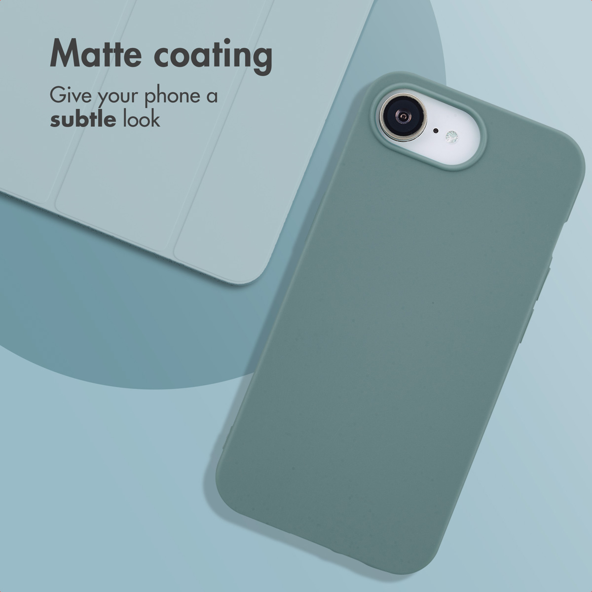 Una cover per smartphone verde salvia opaco si trova accanto a una custodia per tablet coordinata.