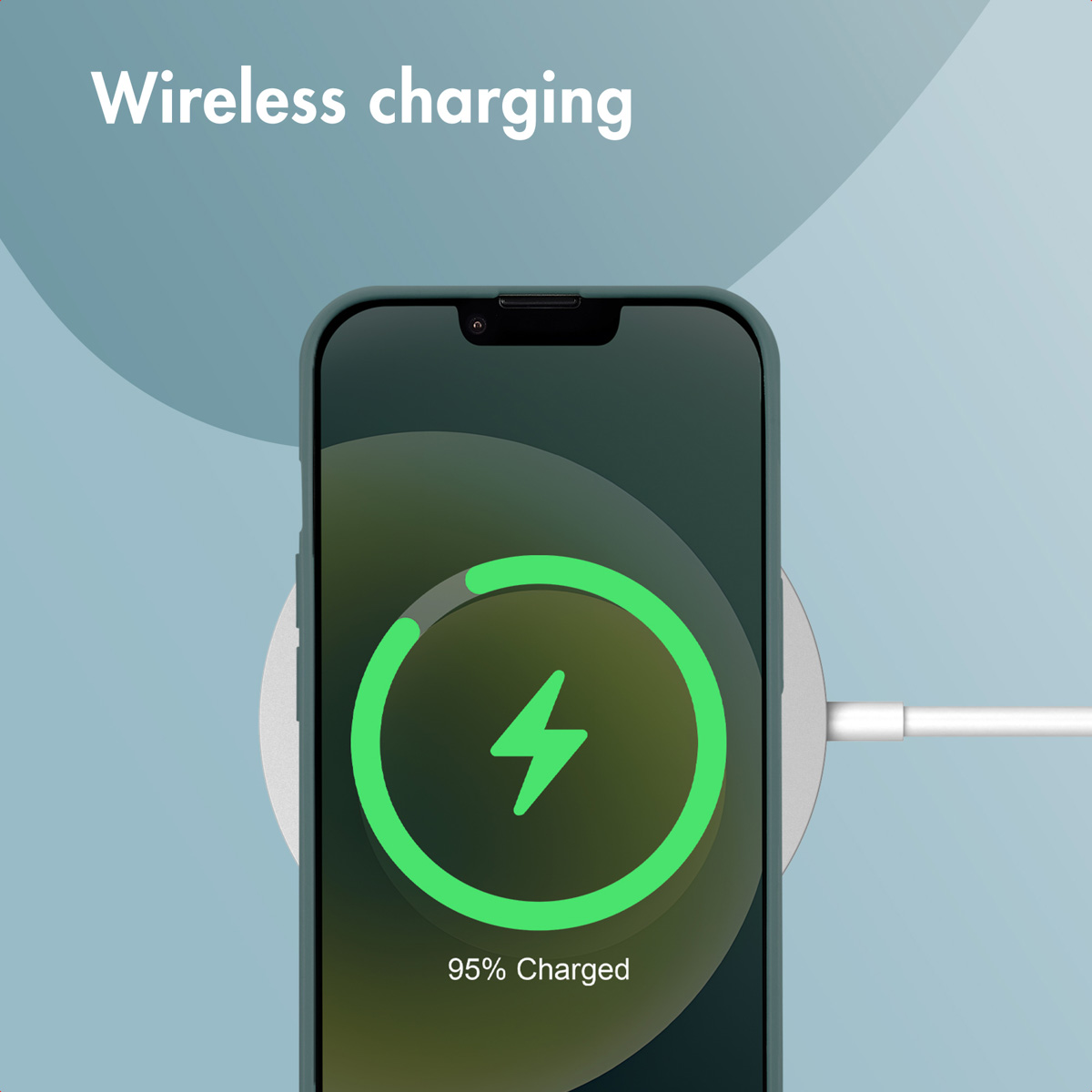 Uno smartphone su un caricabatterie wireless che mostra il 95% di carica.