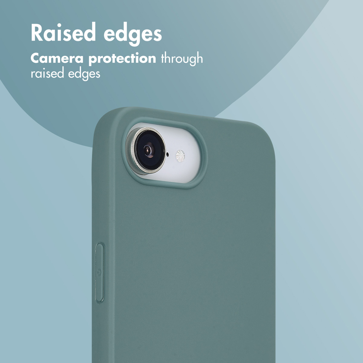 Custodia per telefono verde con bordi rialzati per proteggere la fotocamera su sfondo blu.