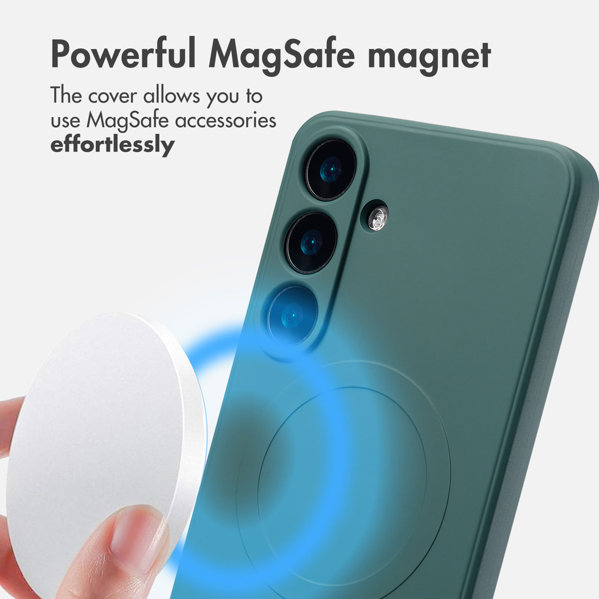 Ręka trzyma okrągły biały magnes w pobliżu zielonego etui na smartfona z aparatem i pierścieniem MagSafe.