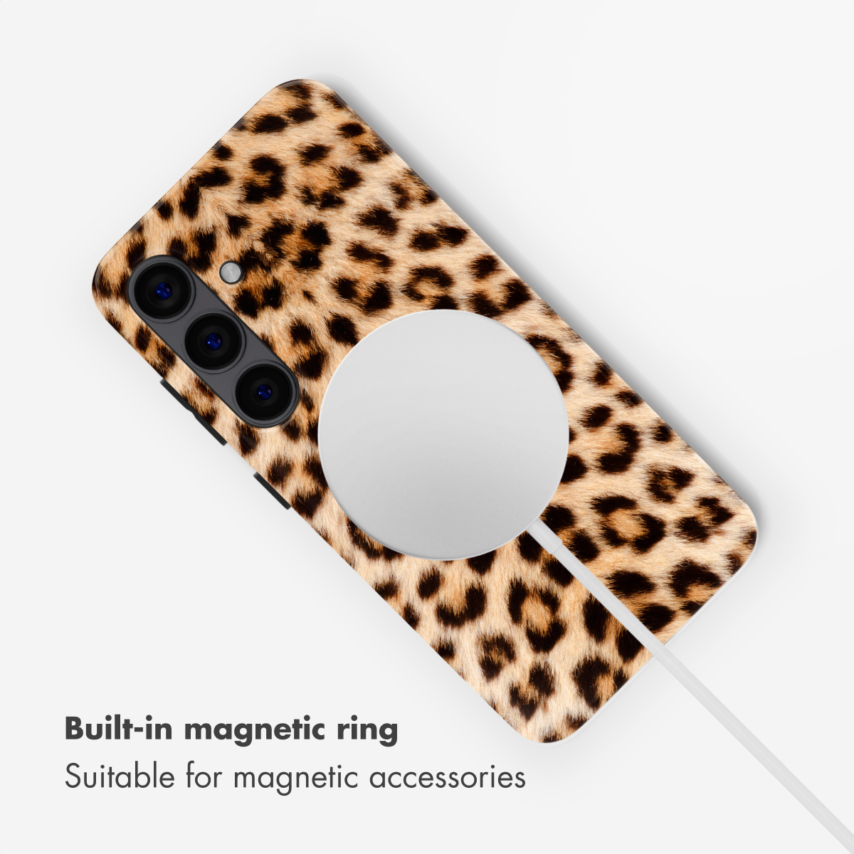 Handyhülle mit Leopardenmuster und weißem MagSafe-Ladegerät auf weißem Hintergrund.