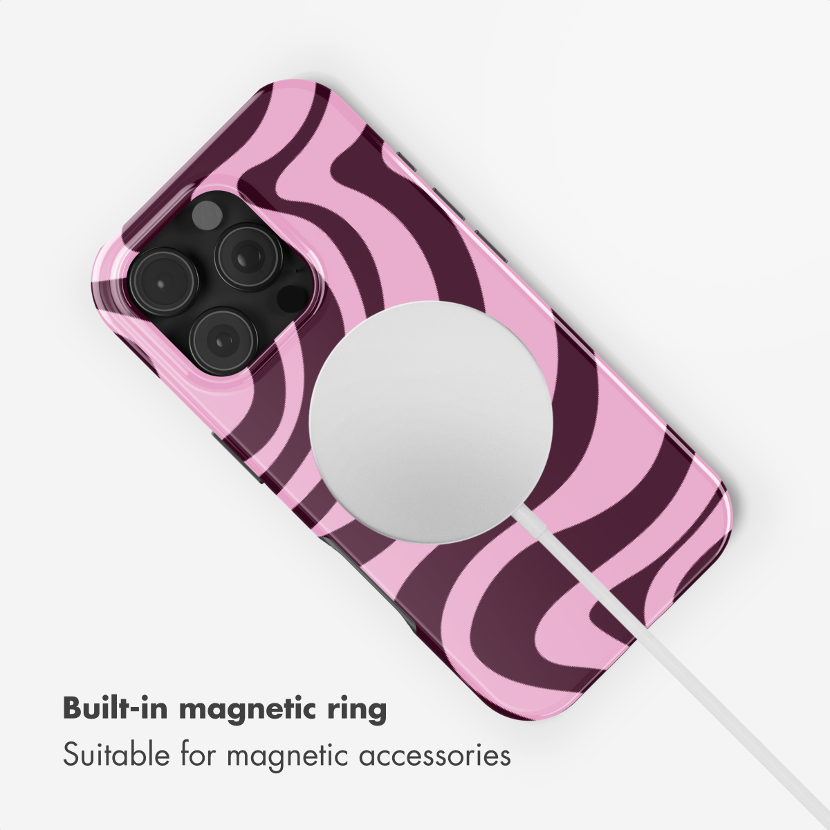 Smartphone in una custodia rosa e viola scuro con caricatore magnetico bianco sul retro.