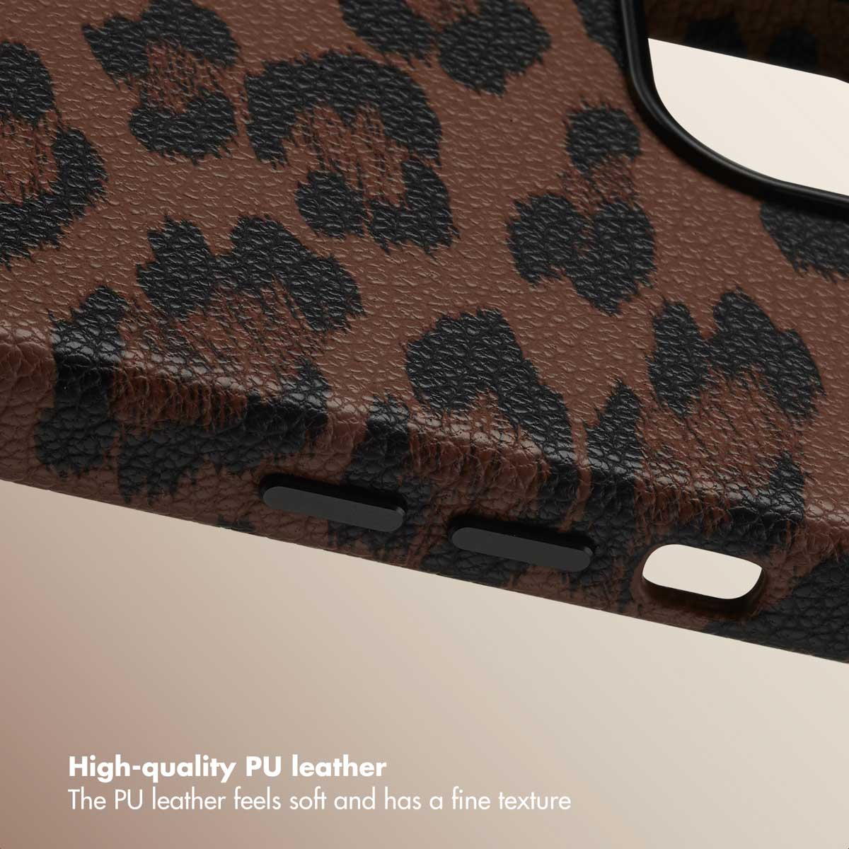 Funda de teléfono marrón con estampado de leopardo negro y botones.