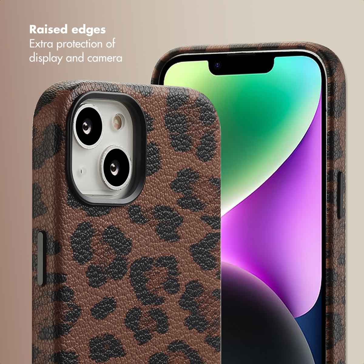 Smartphone en una funda de cuero marrón con estampado de leopardo y bordes elevados.