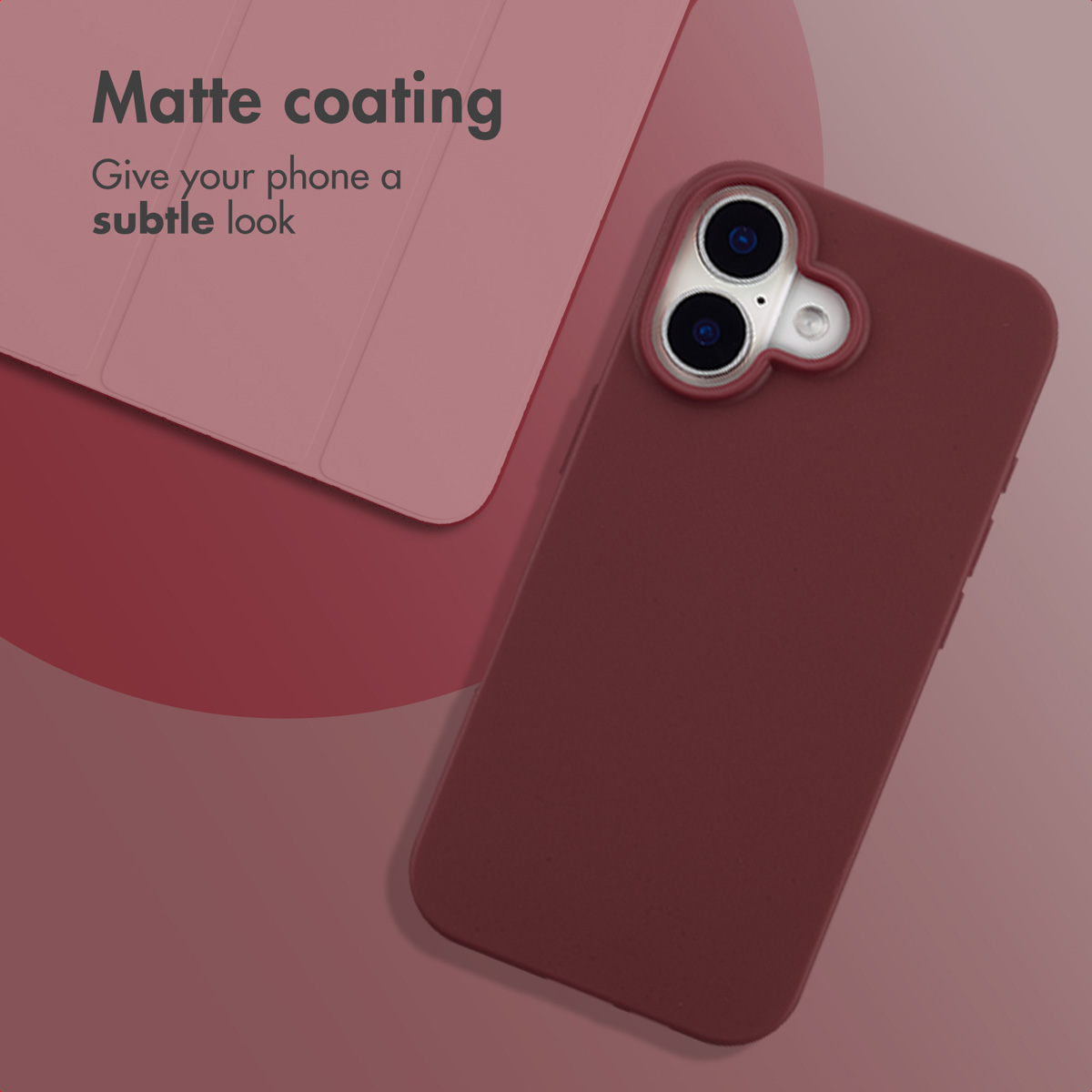 Eine bordeauxrote Handyhülle liegt auf rosa Hintergrund mit Text über matte Beschichtung und dezente Optik.